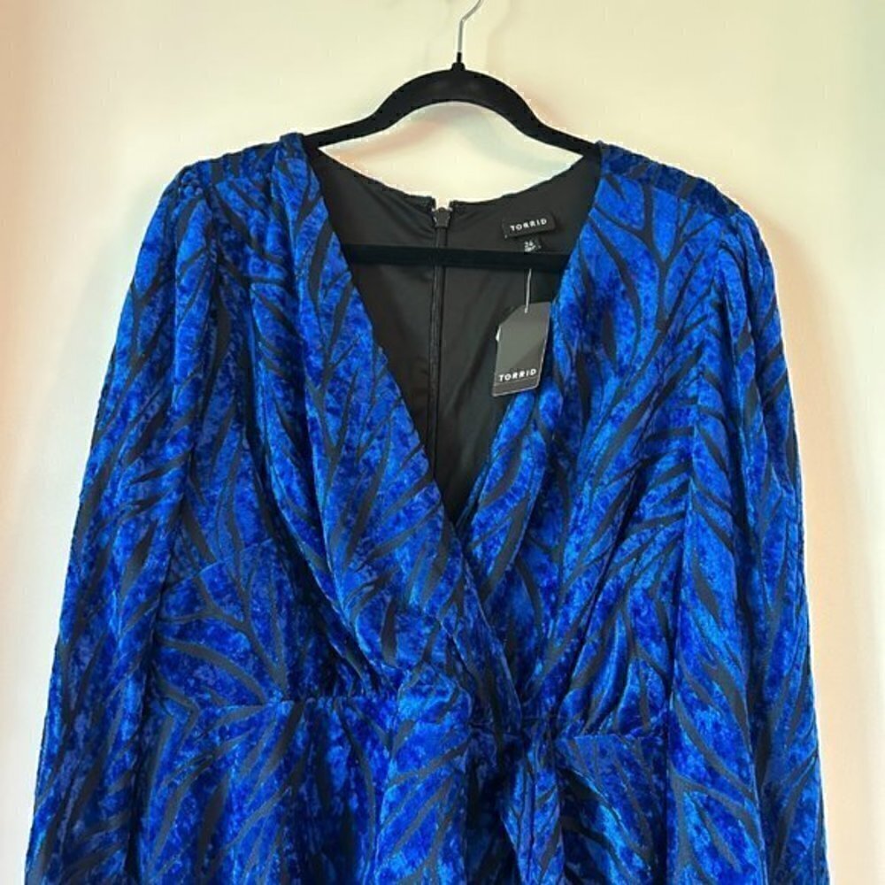 Torrid At The Knee Velvet High Slit Dress Size 24 NWT - Picture 6 of 13